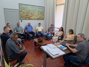 <p>PREFEITO E VICE-PREFEITO SE RE&Uacute;NEM COM OS SECRET&Aacute;RIOS MUNICIPAIS</p>