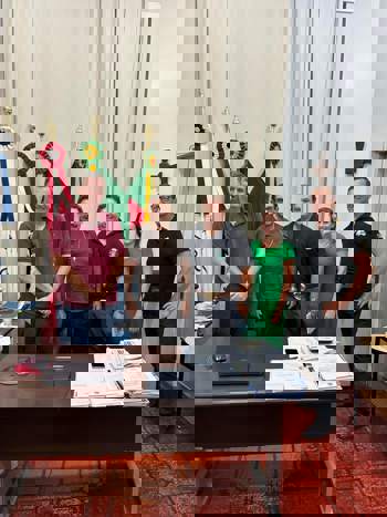 <p>PREFEITO RECEBE COORDENADORES DA CAVALGADA DA TRILHA DOS SANTOS M&Aacute;RTIRES DAS MISS&Otilde;ES</p>