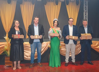 <p>PREFEITO FERNANDO MATTES MACHRY PARTICIPA DA ESCOLHA DA RAINHA DO CAF&Eacute; DE CAMBONA E SOBERANAS DE S&Atilde;O NICOLAU</p>