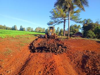<p>MANUTEN&Ccedil;&Atilde;O GARANTE MELHORIAS EM ESTRADAS RURAIS EM ROQUE GONZALES</p>