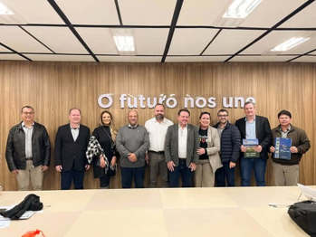 <p>PREFEITO PARTICIPA DE REUNI&Atilde;O COM O SECRET&Aacute;RIO DE TURISMO RONALDO SANTINI SOBRE OS 400 ANOS DAS MISS&Otilde;ES</p>