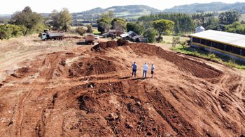 <p>PREFEITO E VICE ACOMPANHAM FRENTES DE TRABALHO NO MUNIC&Iacute;PIO</p>