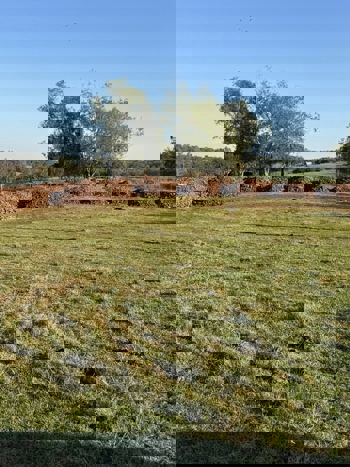 <p>ADMINISTRA&Ccedil;&Atilde;O MUNICIPAL APOIA ATIVIDADE LEITEIRA COM TERRAPLANAGEM PARA IMPLANTA&Ccedil;&Atilde;O DE COMPOST BARN</p>