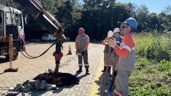 <p>AMPLIA&Ccedil;&Atilde;O DA REDE DE ILUMINA&Ccedil;&Atilde;O P&Uacute;BLICA NA RUA ZIMMER</p>