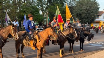 <p><span class="html-span xexx8yu xyri2b x18d9i69 x1c1uobl x1hl2dhg x16tdsg8 x1vvkbs x3nfvp2 x1j61x8r x1fcty0u xdj266r xat24cr xm2jcoa x1mpyi22 xxymvpz xlup9mm x1kky2od"><img class="xz74otr x15mokao x1ga7v0g x16uus16 xbiv7yw" src="https://static.xx.fbcdn.net/images/emoji.php/v9/t9/1/16/1f1e7_1f1f7.png" alt="🇧🇷" width="16" height="16" /></span> QUE COMECE A SEMANA FARROUPILHA!</p>