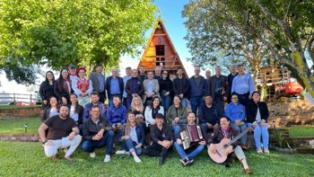 <p>TURISMO EM PAUTA: DIRETOR E SECRET&Aacute;RIA PARTICIPAM DE REUNI&Atilde;O DO DETUR</p>