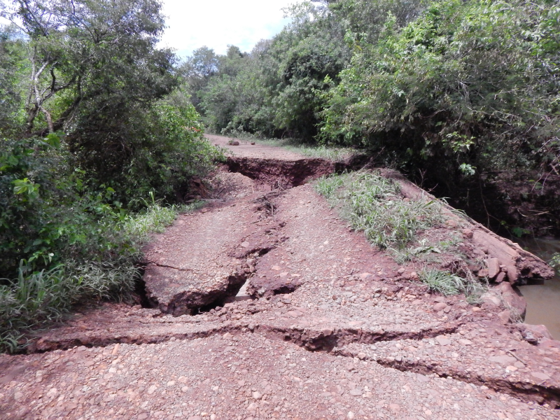CHUVA TORRENCIAL ACABA COM PONTE E REDE VIÁRIA 