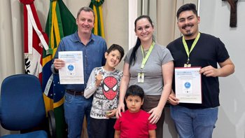 <p>PREFEITO RECEBE CONVITE PARA O SHOW DE 25 ANOS DA APAE DE ROQUE GONZALES</p>