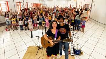 <p>EDUCA&Ccedil;&Atilde;O INFANTIL E ANOS INICIAIS VIVENCIAM UM DIA COM A BANDA LUA M&Aacute;GICA</p>