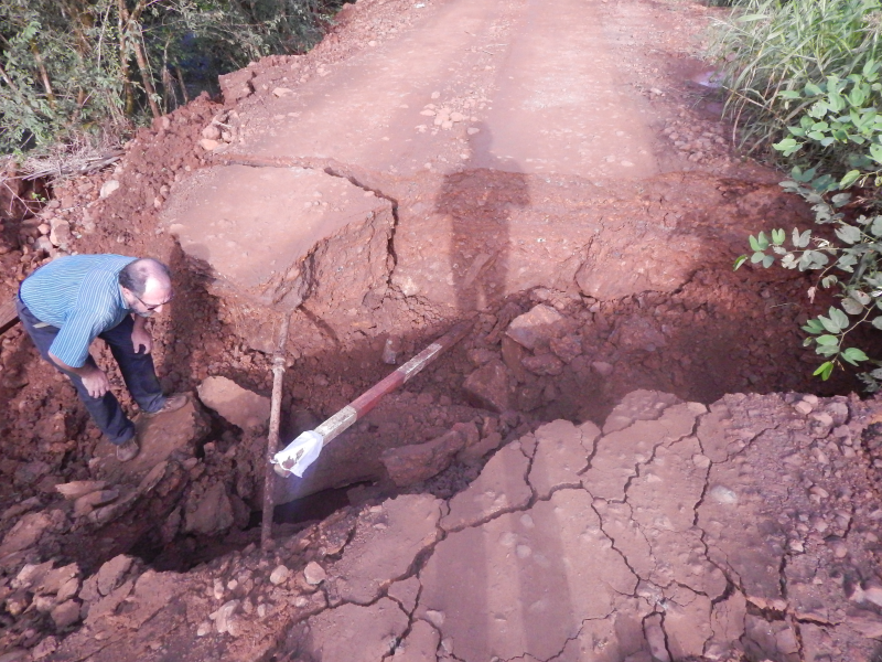 PONTES DESTRUÍDAS PELAS FORTES CHUVAS.