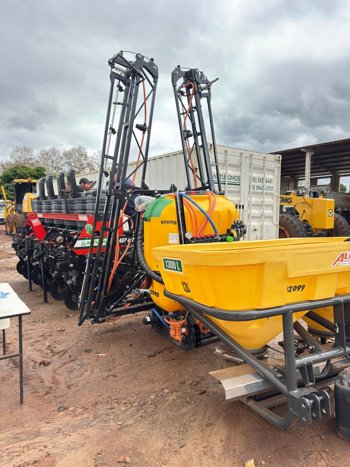 ADMINISTRAÇÃO MUNICIPAL REALIZA ENTREGA DE EQUIPAMENTOS AGRÍCOLAS PARA ASSOCIAÇÃO DE PRODUTORES