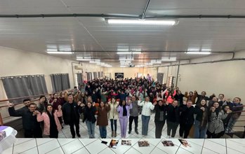 ADMINISTRAÇÃO MUNICIPAL REALIZA PALESTRA TEATRAL EM ALUSÃO AO AGOSTO LILÁS PARA ESTUDANTES E EQUIPES ESCOLARES