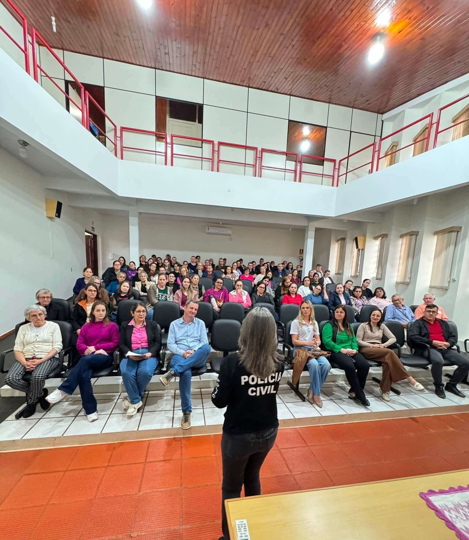 PALESTRA AGOSTO LILÁS REÚNE COMUNIDADE PARA DIÁLOGO E CONSCIENTIZAÇÃO