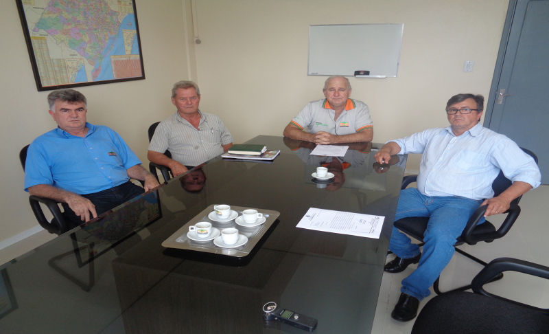 Prefeito e vice visitam Cooperativa.
