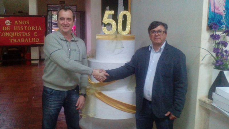 FUNCIONÁRIO COMPLETA 50 ANOS JUNTO COM ROQUE GONZALES.