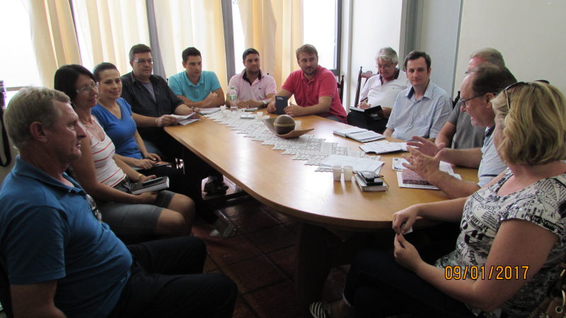 AUTORIDADES DE ROQUE GONZALES DISCUTEM A SITUAÇÃO DO MUNICÍPIO