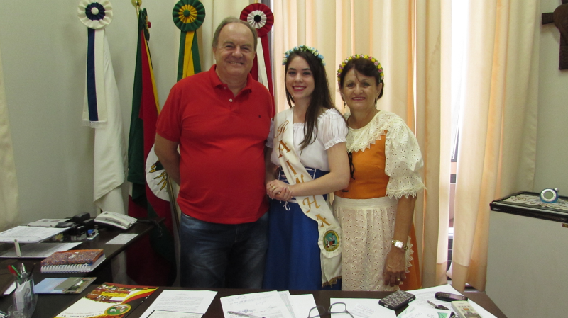 PRESIDENTE E RAINHA DA 24ª KERBFEST MISSÕES VISITAM PREFEITO MUNICIPAL