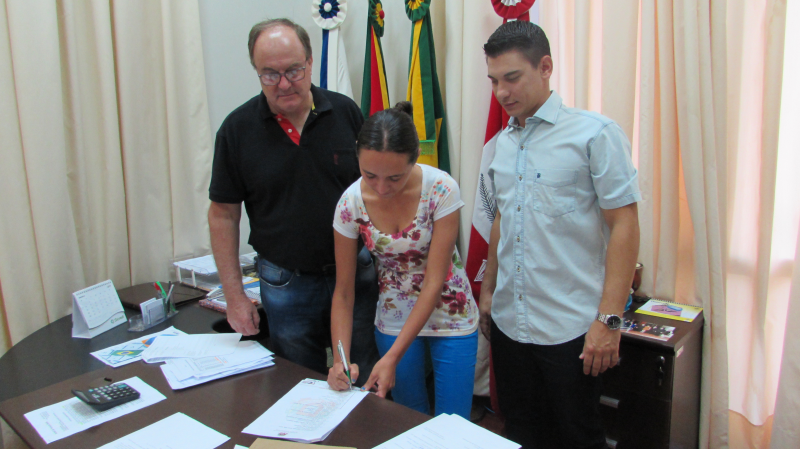 PREFEITO MUNICIPAL NOMEIA NOVA FUNCIONÁRIA