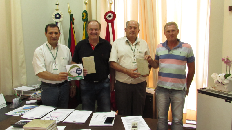 PREFEITO E VICE RECEBEM EQUIPE DA CERMISSÕES