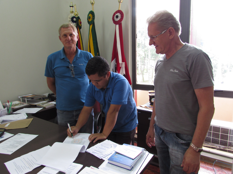 PREFEITO MUNICIPAL EM EXERCÍCIO NOMEIA NOVO FUNCIONÁRIO