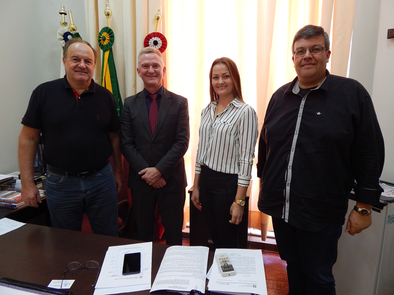 PREFEITO MUNICIPAL RECEBE VISITA DE REPRESENTANTES DO BANRISUL