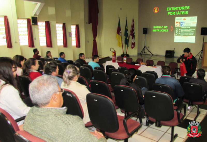 SERVIDORES PÚBLICOS MUNICIPAIS PARTICIPARAM DE CURSO DE PREVENÇÃO E COMBATE A INCÊNDIO