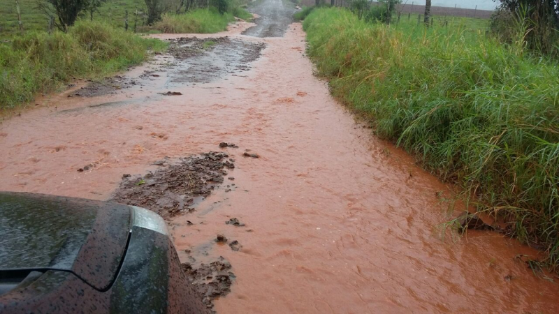 VOLUME DE CHUVAS ATRASA CRONOGRAMA DE OBRAS NAS ESTRADAS DO MUNICÍPIO