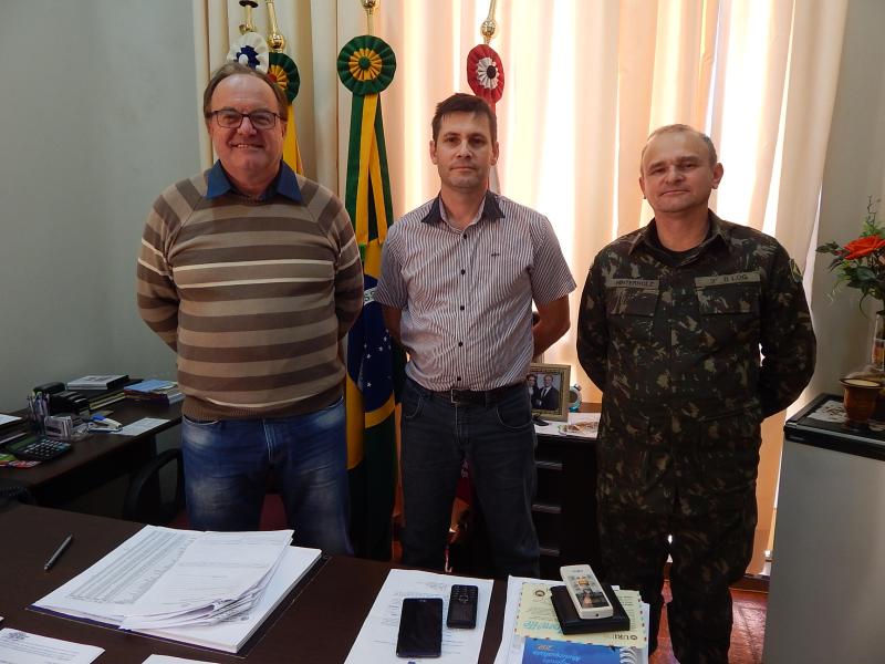 PREFEITO MUNICIPAL RECEBEU VISITA DE CORTESIA DO DELEGADO DO SERVIÇO MILITAR