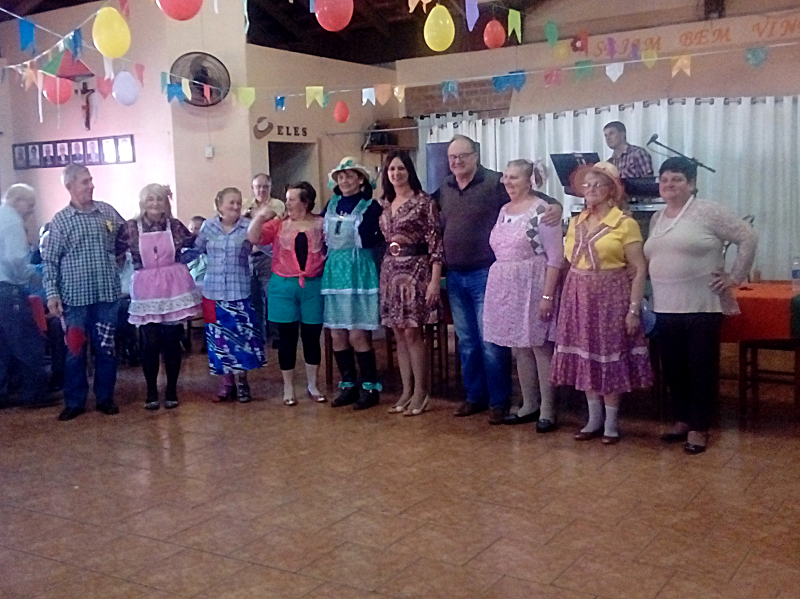 PREFEITO PARTICIPOU DE EVENTO JUNINO DO CLUBE DE TERCEIRA IDADE “REVIVER” 