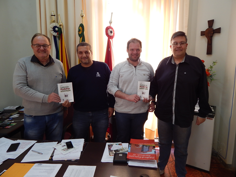 Representantes dos Campus da URI Santo Ângelo e da URI São Luiz Gonzaga visitaram a Prefeitura de Roque Gonzales