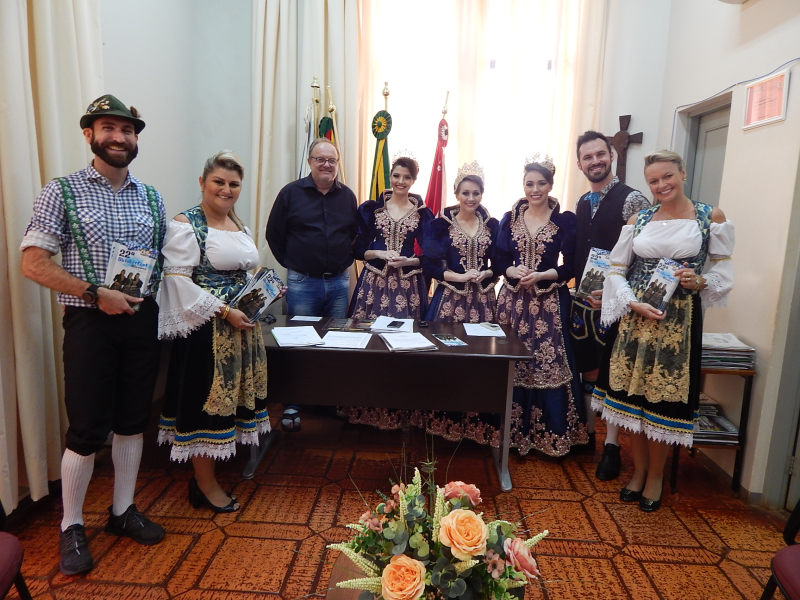 COMITIVA DA 22ª OKTOBERFEST VISITAM MUNICÍPIO