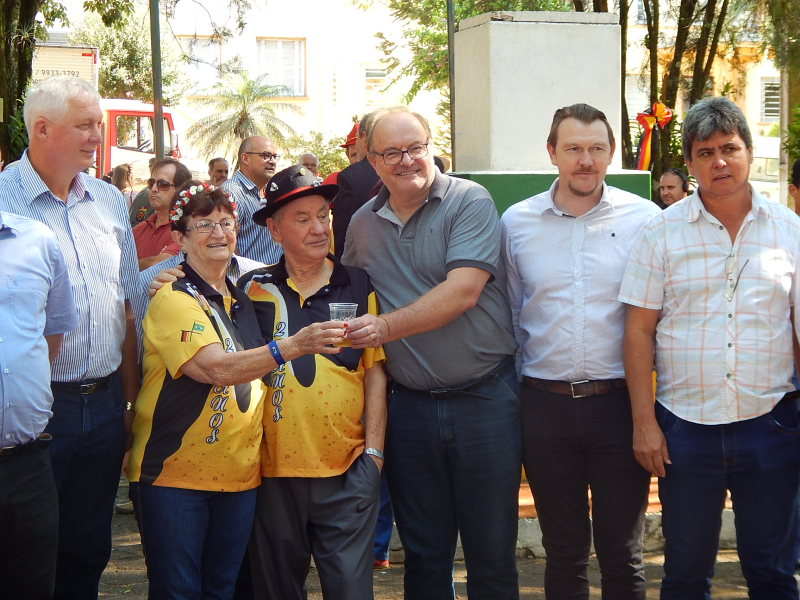 PREFEITO PRESTIGIA ABERTURA DA 25°KERBEFEST MISSÕES
