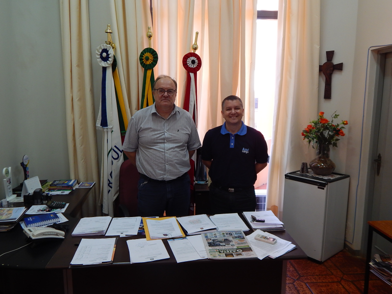 PREFEITO RECEBE A VISITA DE REPRESENTANTE DA AZUL LINHAS AÉREAS 