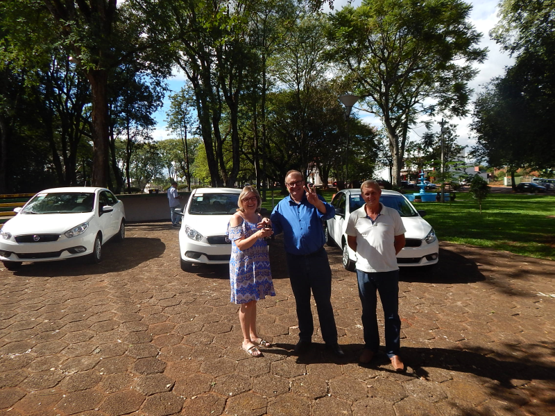 ADMINISTRAÇÃO MUNICIPAL REALIZA ATO DE ENTREGA DE IMPLEMENTOS AGRÍCOLAS E DE VEÍCULOS A SECRETARIA DE SAÚDE