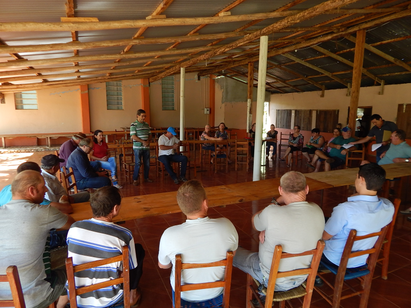 ADMINISTRAÇÃO MUNICIPAL ENTREGA TRATOR A COMUNIDADE DA LINHA ITAQUARARE