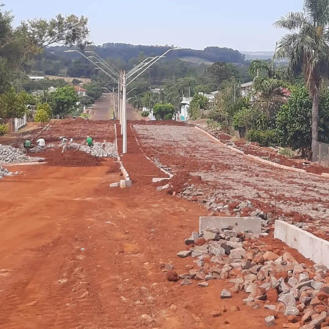 AVANÇAM AS OBRAS DE PAVIMENTAÇÃO NA AVENIDA INOCÊNCIO PEREIRA DE BRUM