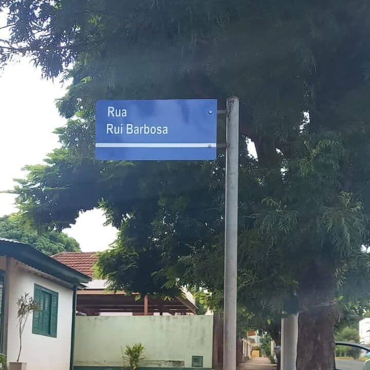 PREFEITURA ESTÁ REALIZANDO A INSTALAÇÃO DE PLACAS NOVAS