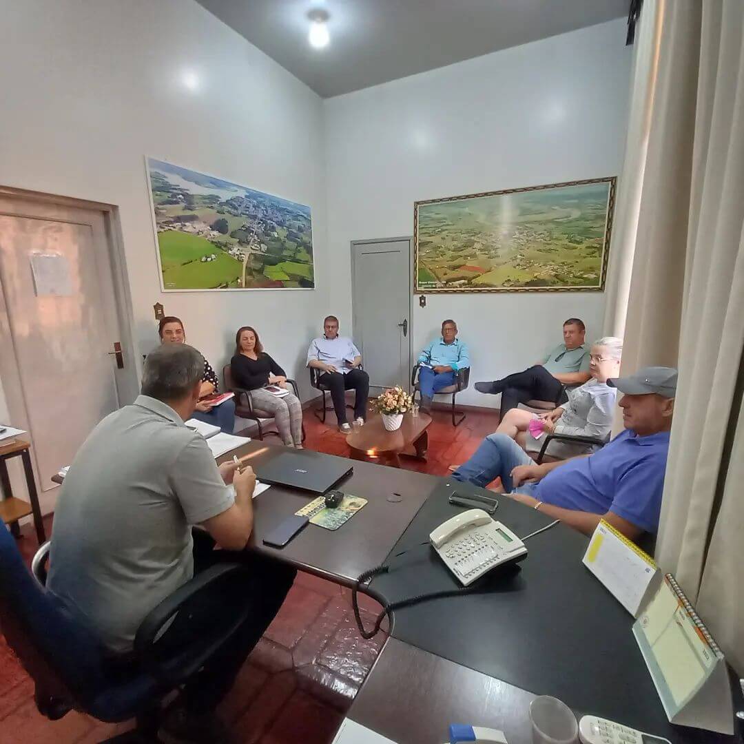 PREFEITO E VICE-PREFEITO FAZEM REUNIÃO COM SECRETÁRIOS MUNICIPAIS