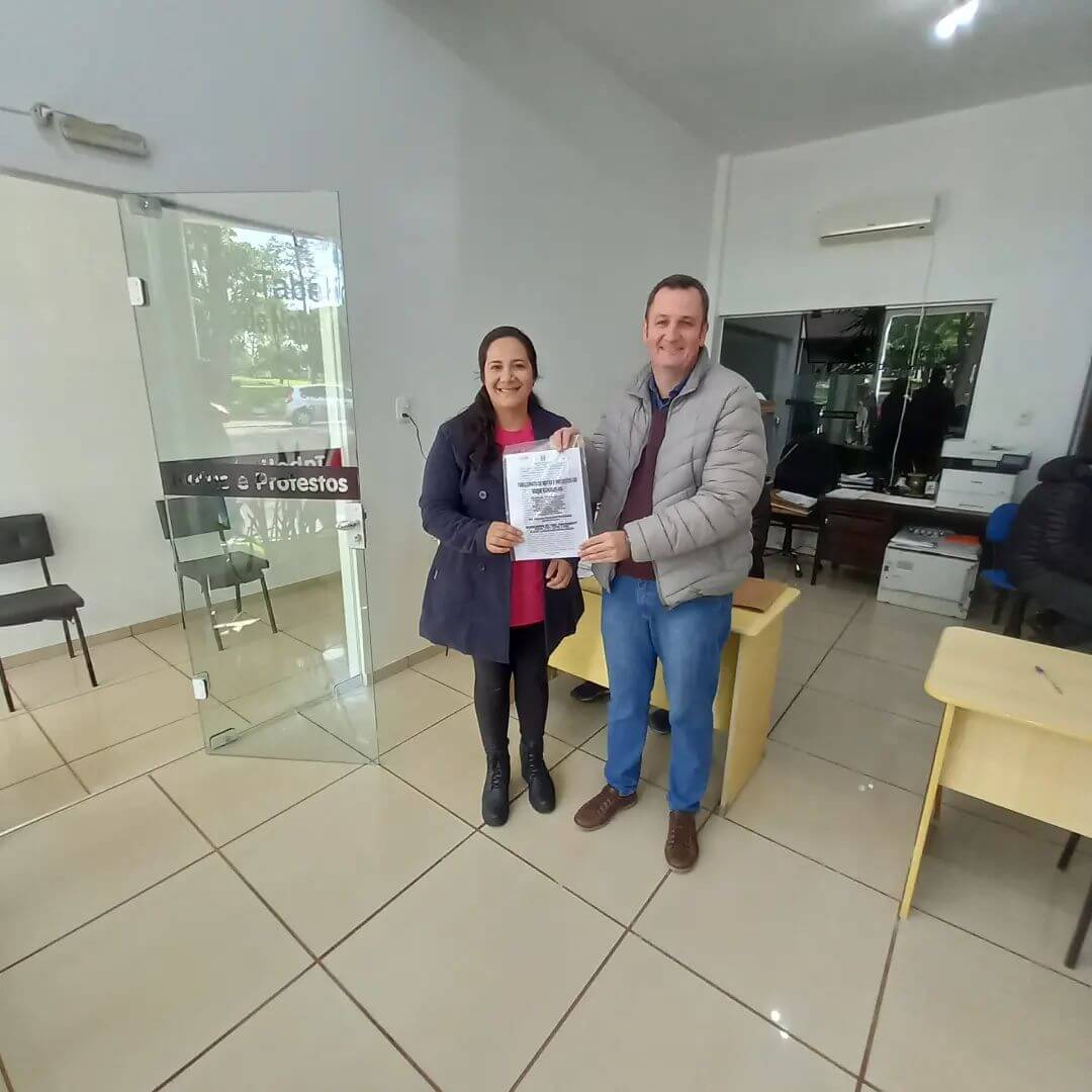 MAIS UM GRUPO DE MORADORES RECEBE A ESCRITURA DE SUA CASA