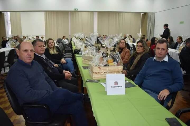 PREFEITO E VICE-PREFEITO PARTICIPAM DA ASSEMBLEIA DA AMM