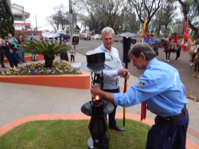 CHEGADA DA CHAMA CRIOULA ABRE FESTEJOS FARROUPILHAS EM ROQUE GONZALES