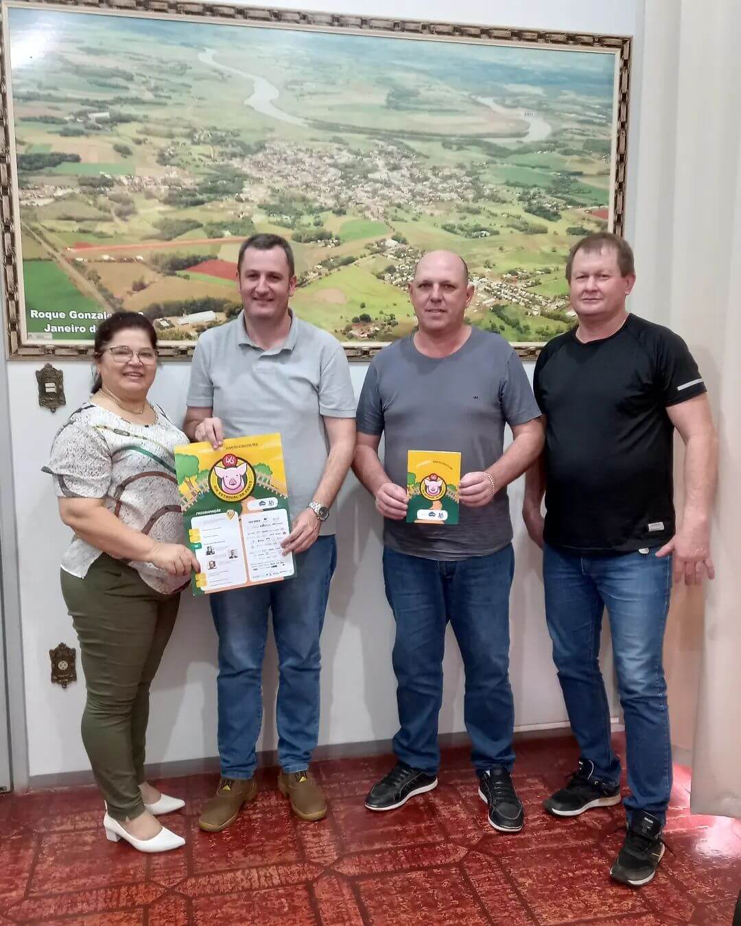 PREFEITO E VICE-PREFEITO RECEBEM COMITIVA DE SANTO CRISTO