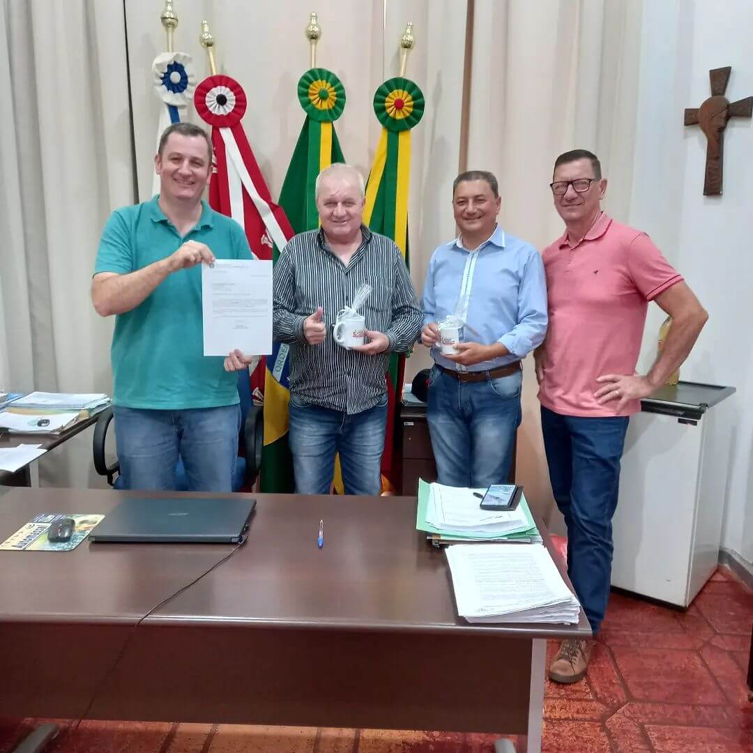 ASSESSORES PARLAMENTARES VISITAM GABINETE DO PREFEITO