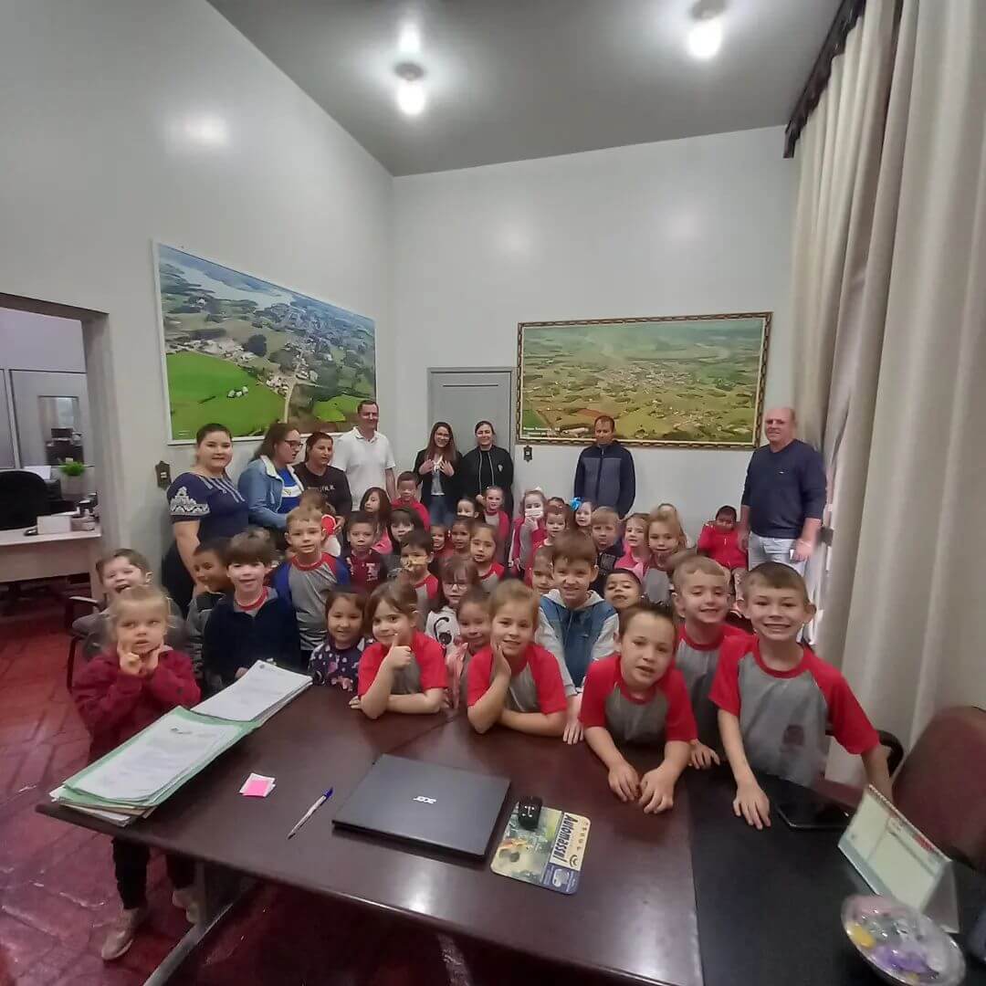 PREFEITO E VICE-PREFEITO RECEBEM VISITA DA EDUCAÇÃO INFANTIL