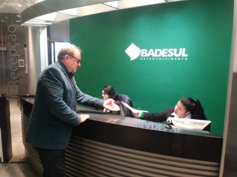 PREFEITO FAZ ENTREGA DO PROJETO DE INFRAESTRUTURA URBANA AO BADESUL