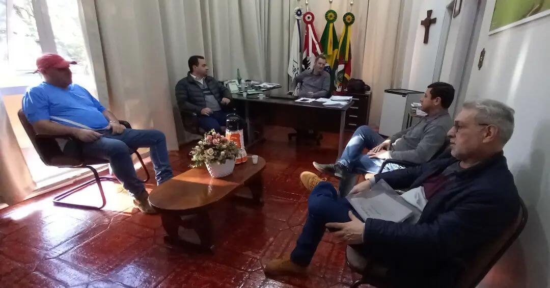 PREFEITO E VICE-PREFEITO RECEBEM VISITA NO GABINETE