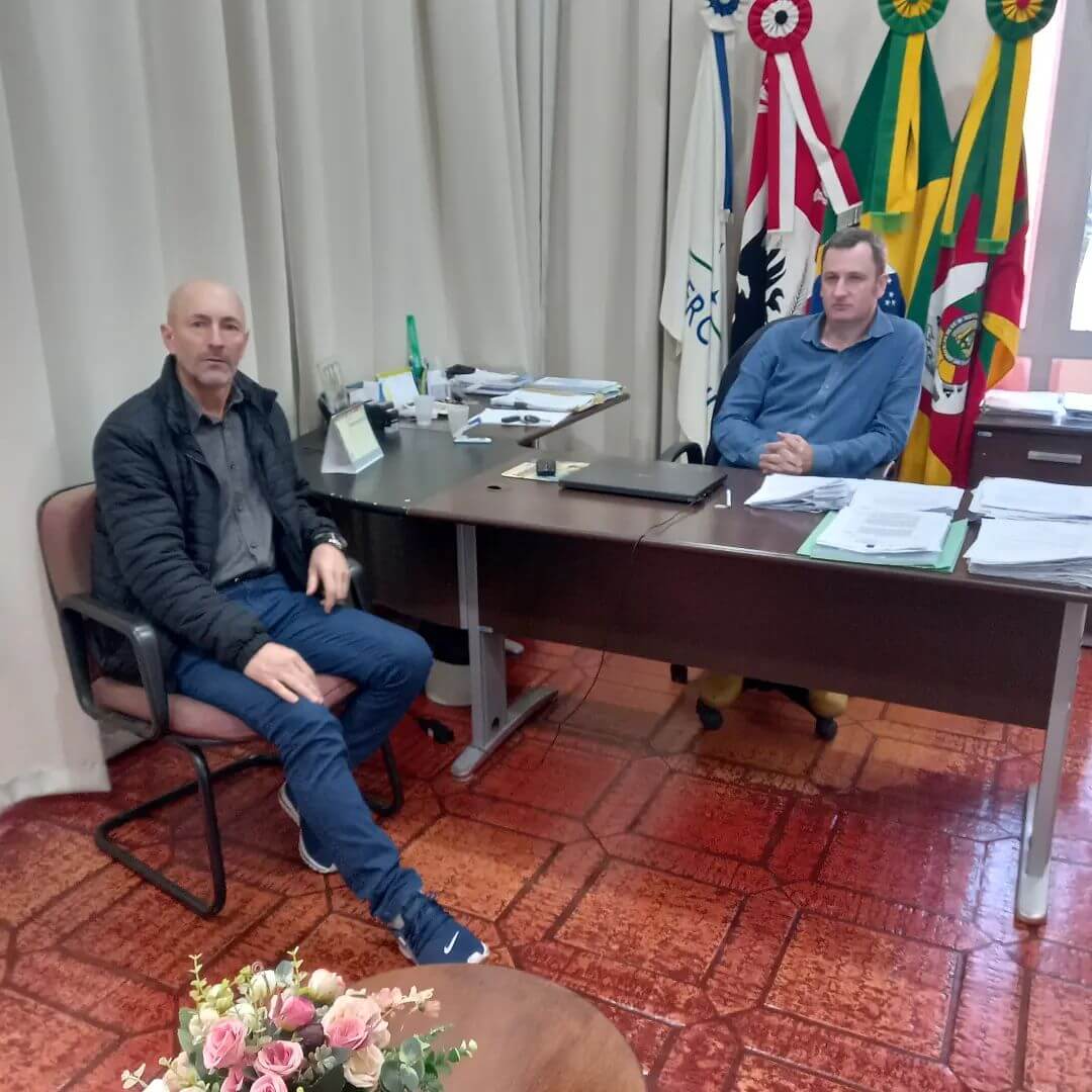 PREFEITO RECEBE VISITA DO EX-PREFEITO DE SANTO ANTÔNIO DAS MISSÕES