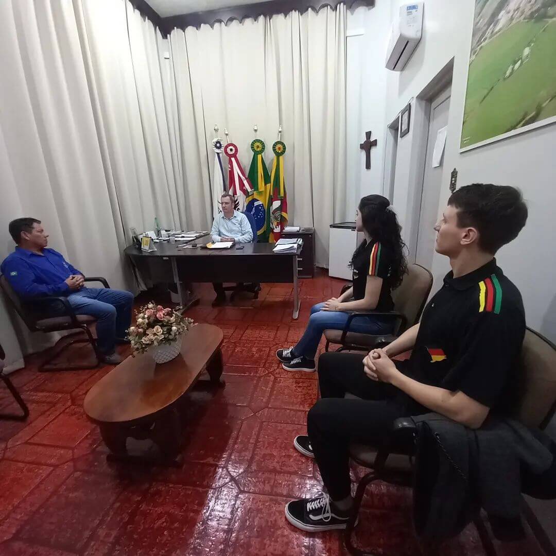 PREFEITO RECEBE REPRESENTANTES GRUPO JUVENIL DO CTG