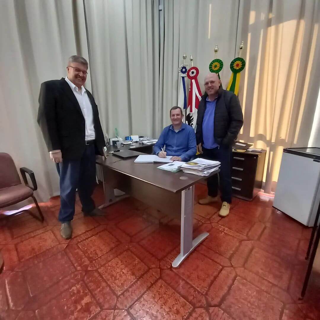 PREFEITO ASSINA ATA DE TRANSMISSÃO DE CARGO