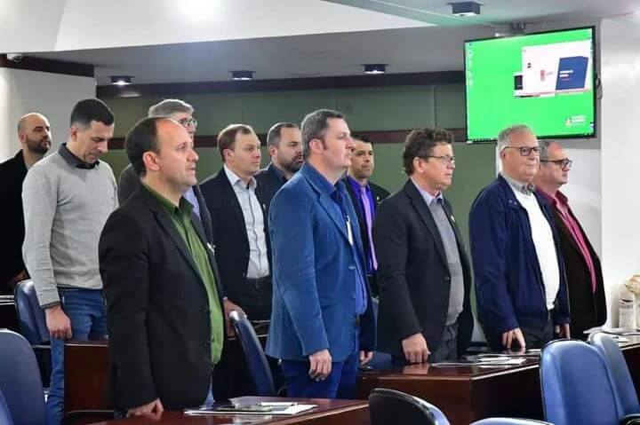 PREFEITO JUNTAMENTE COM A PRIMEIRA-DAMA E DEMAIS PREFEITOS MISSIONEIROS PARTICIPAM DE ASSEMBLEIA DA AMM NA CAPITAL GAÚCHA